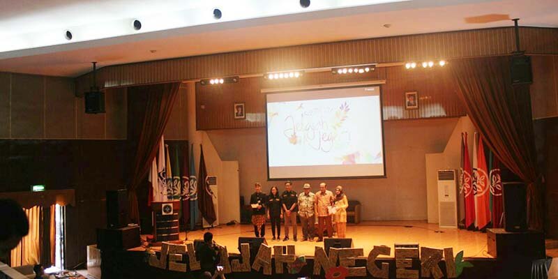 Foto Bersama Panitia dengan Para Pembicara