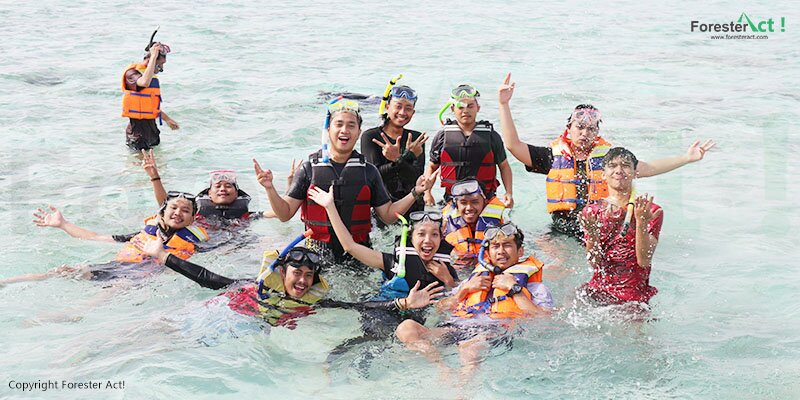Air laut yang jernih menjadi daya tarik utama untuk melakukan kegiatan snorkeling