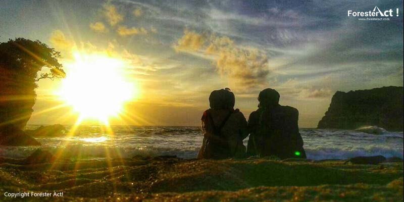 Menikmati Mentari di Pantai Ngitun