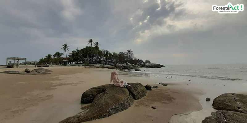 Perempuan dan Pantai Parai Tenggiri (instagram.com)