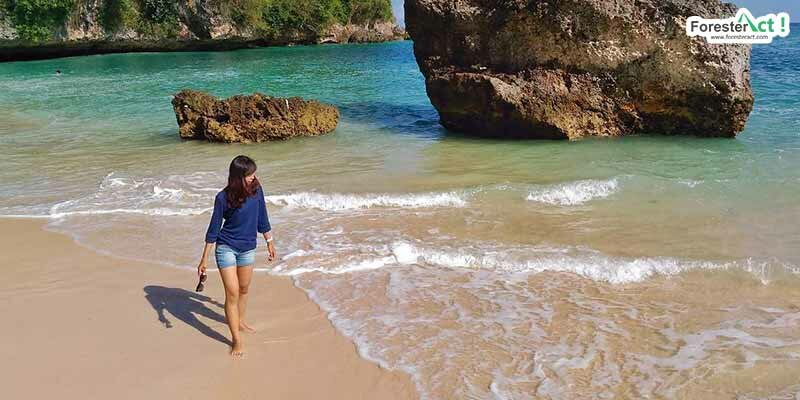 Berlibur ke Pantai Padang Padang (instagram.com) Berlibur ke Pantai Padang Padang (instagram.com)